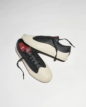 Load image into Gallery viewer, GLOBE - GILLETTE - BLACK/CREAM SHOES
